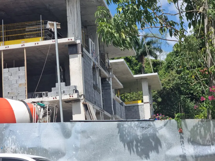 Estructura de concreto con el bloqueo de paredes en avance