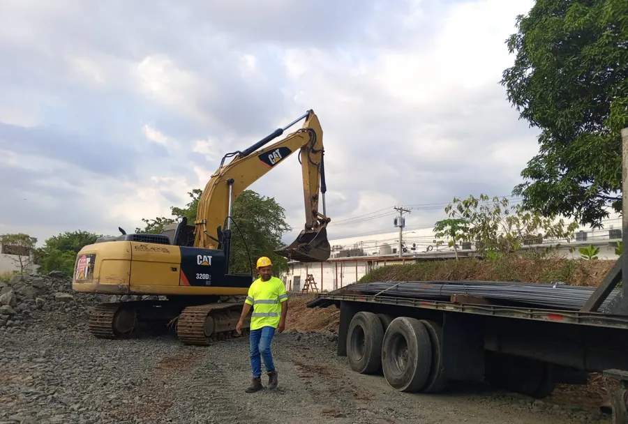 Excavadora y camión con acero en el cauce del Río Juan Díaz