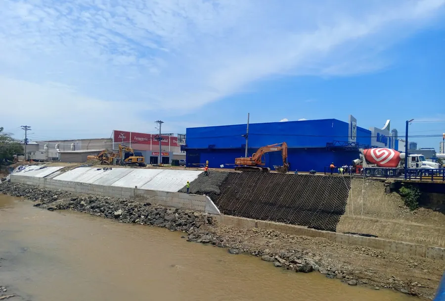 Muro de contención terminado a lo largo del cauce del río