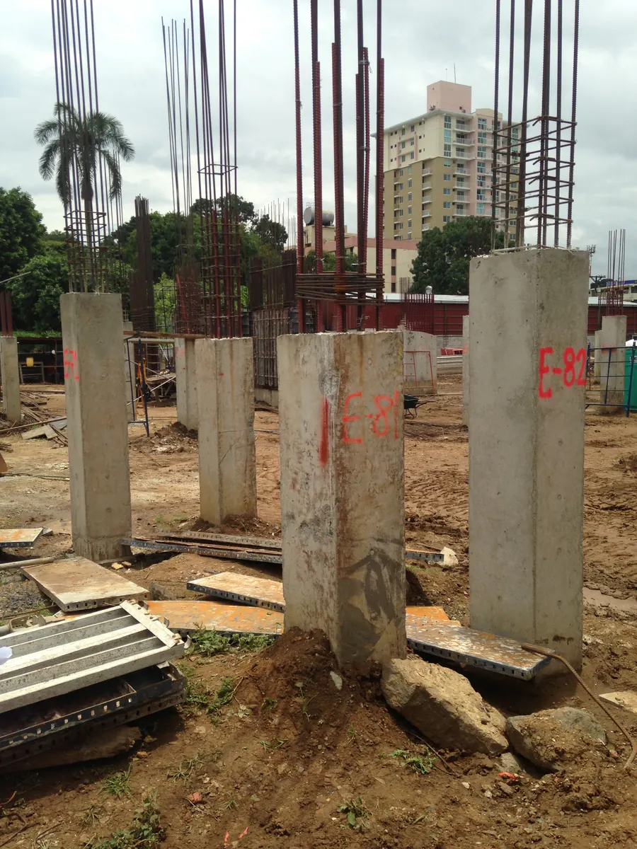 Columnas de concreto recién desencofradas con el acero de espera arriba