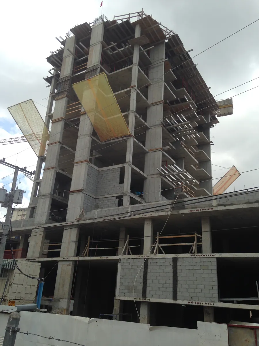 Estructura de concreto de la torre vista desde abajo