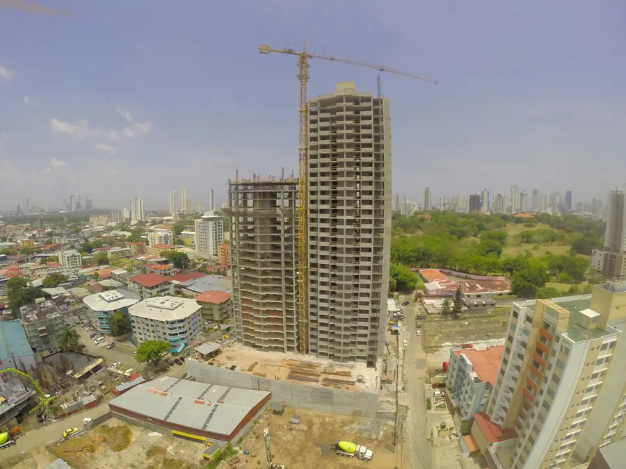 Vista aérea de las torres de Sky Park en obra gris con la grúa