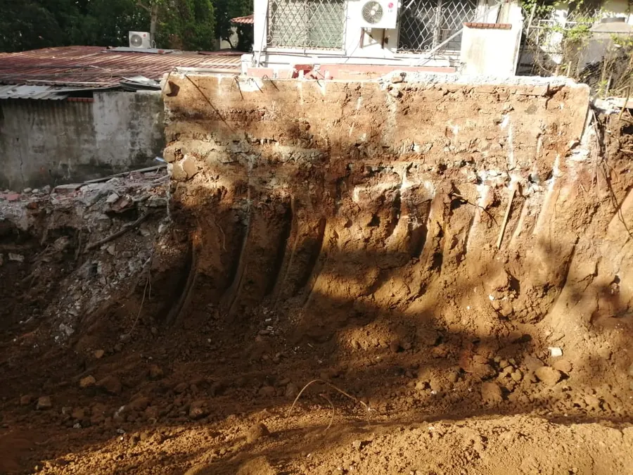 Corte de la excavación con el talud de suelo descubierto
