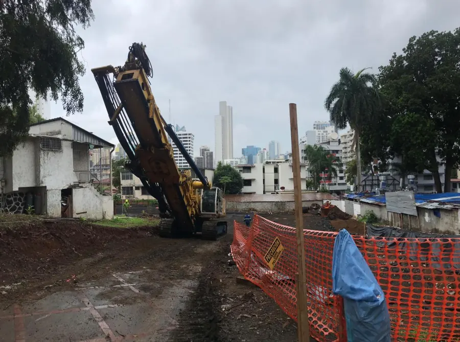 Pilotera montada en el terreno junto al cerramiento de obra