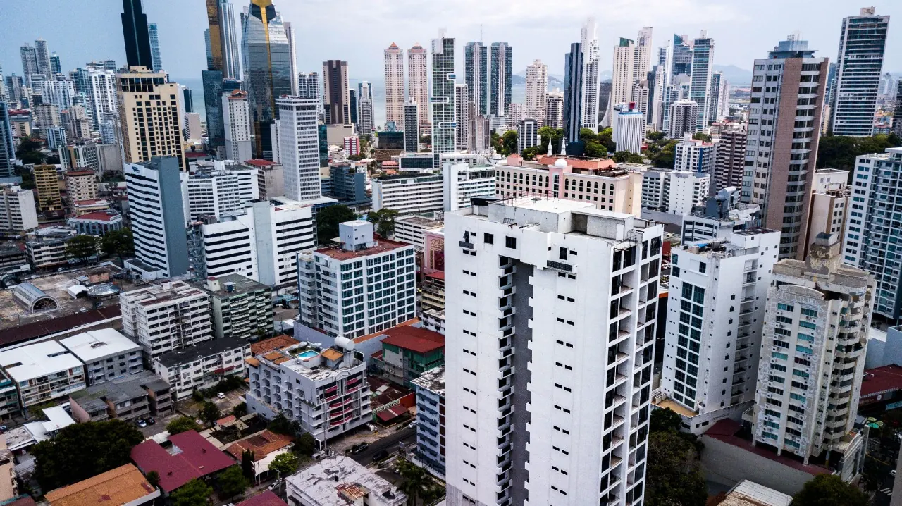 Vista aérea de Sky Swiss en obra, con el horizonte de la Ciudad de Panamá al fondo